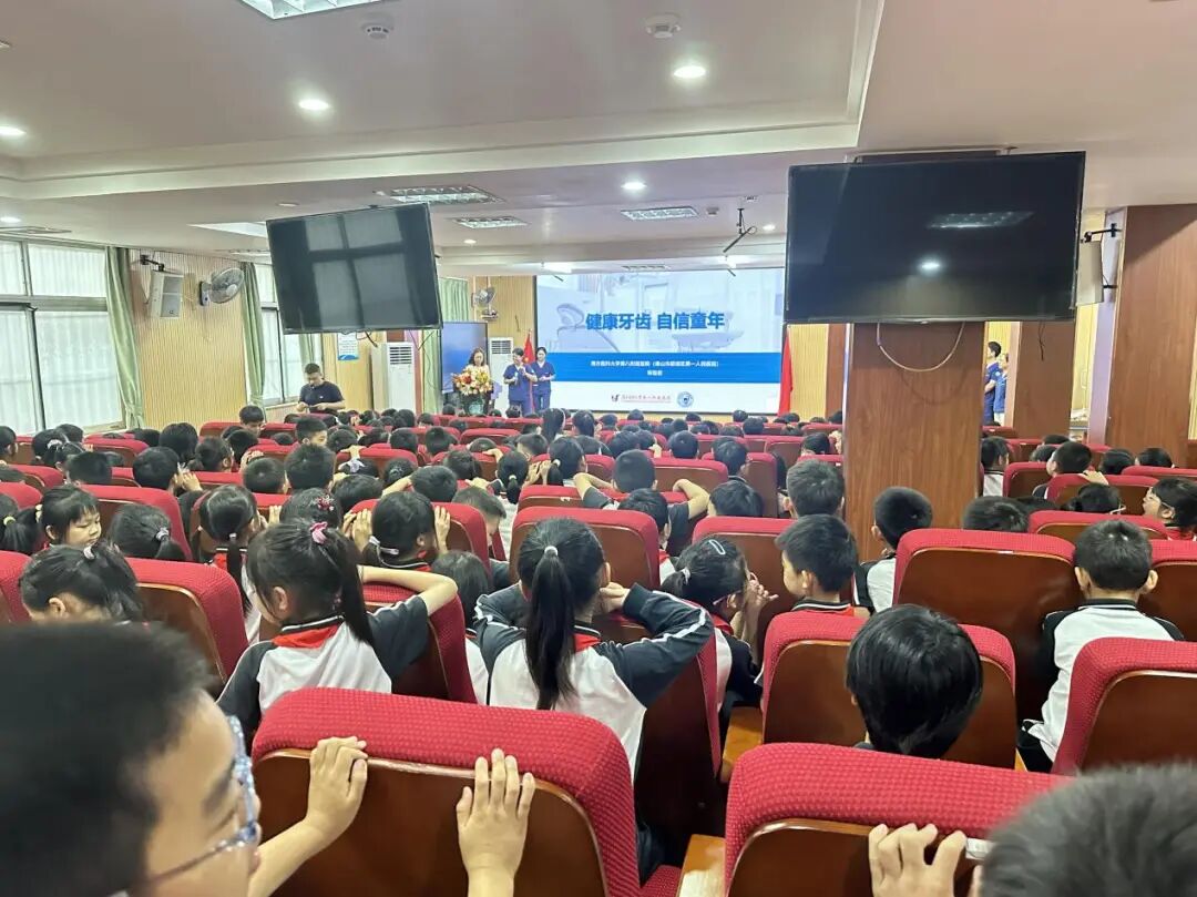 undefined 护童心,伴成长!南科大八院口腔医学中心走进伦教小学开展公益筛查