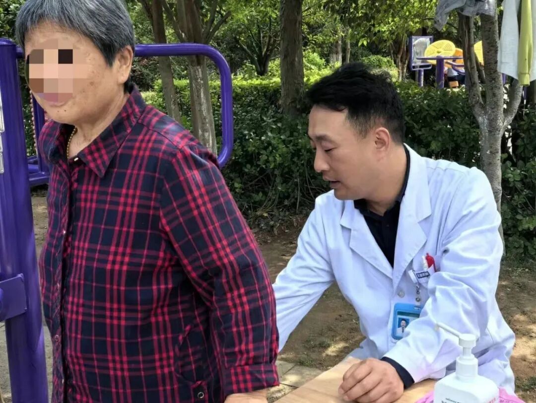 世界爱足日｜千里之行始于足下，暖心义诊守护居民足踝健康