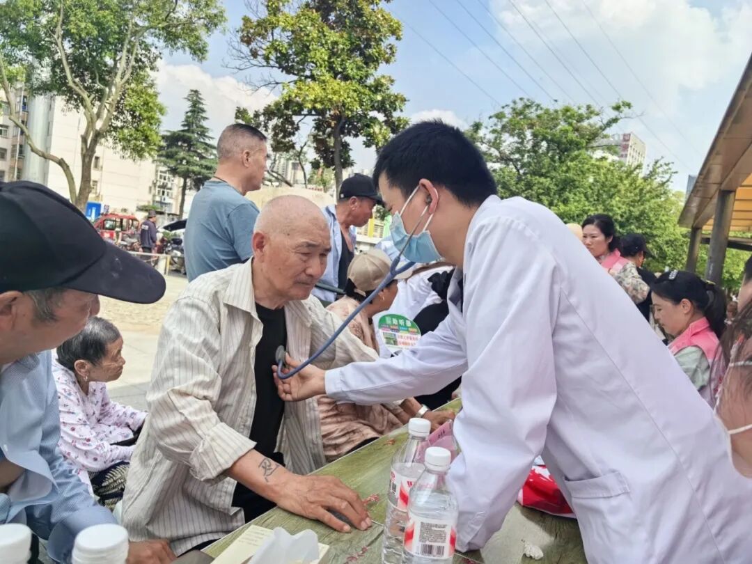 科普同襄行 暖心义诊路——淮安市一院守护老年安全 相伴健康晚年