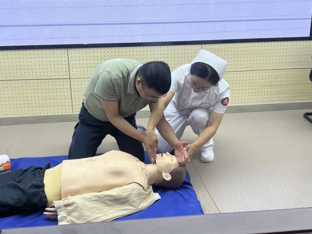 健康科普进校园丨运动损伤巧应对，急救技能护安全 —— 我院走进华中师范大学开展专题科普活动