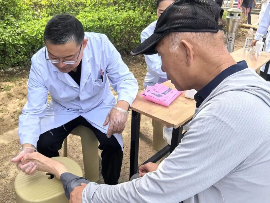 世界爱足日｜千里之行始于足下，暖心义诊守护居民足踝健康