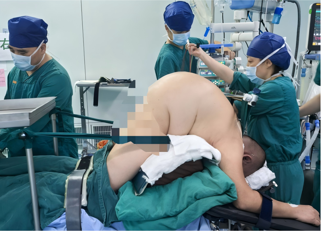 18 年无法抬头！100° 重度驼背的「折叠人」，在这里重新挺直脊梁