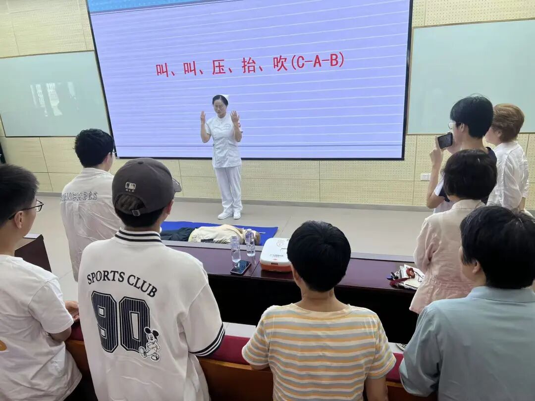健康科普进校园丨运动损伤巧应对，急救技能护安全 —— 我院走进华中师范大学开展专题科普活动