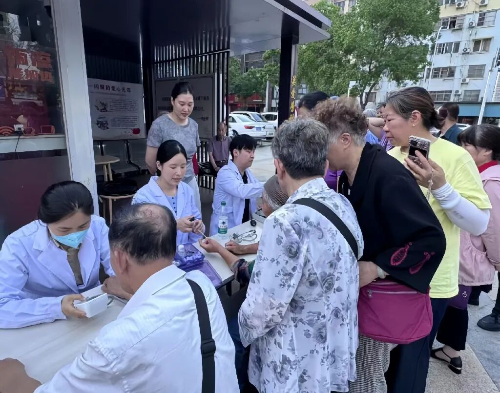 立足岗位办实事 真情服务暖民心——淮安市一院重症医学科党支部开展志愿服务实践活动
