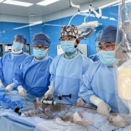 耄耋老人重获「心」生：他们用技术与温情守护岁月荣光