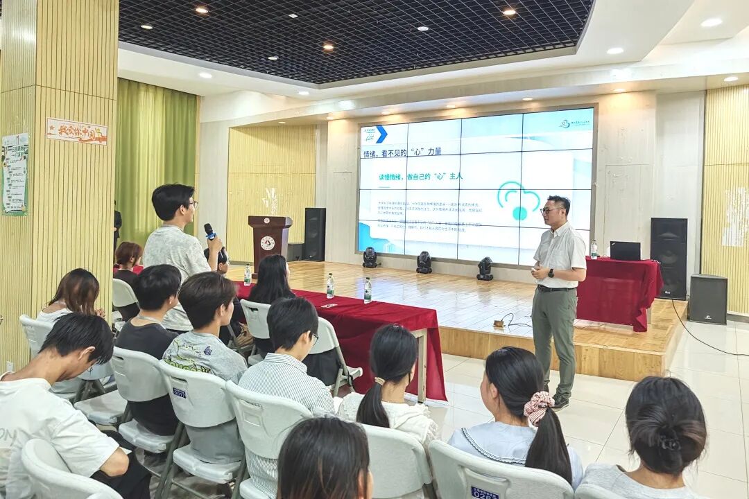 以心护航青春 用爱守护心灵——湖北省第三人民医院心理健康志愿服务队赴高校开展心理科普讲座