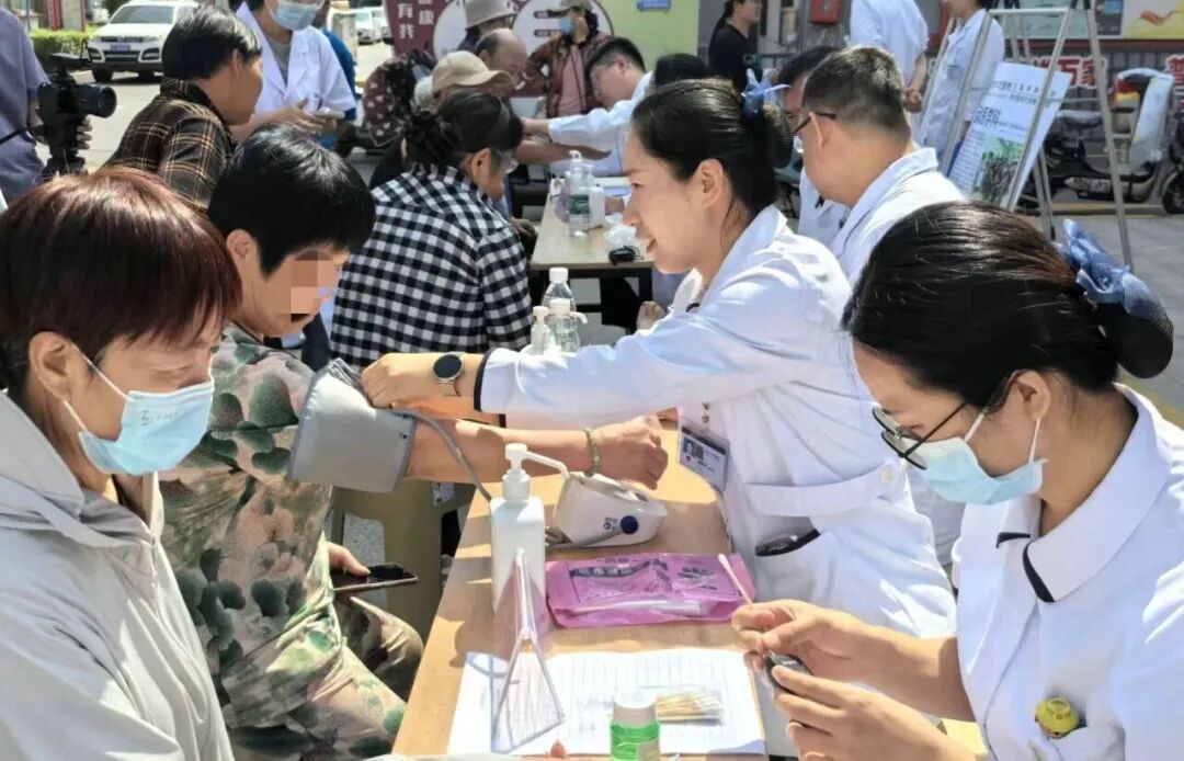 世界爱足日｜千里之行始于足下，暖心义诊守护居民足踝健康