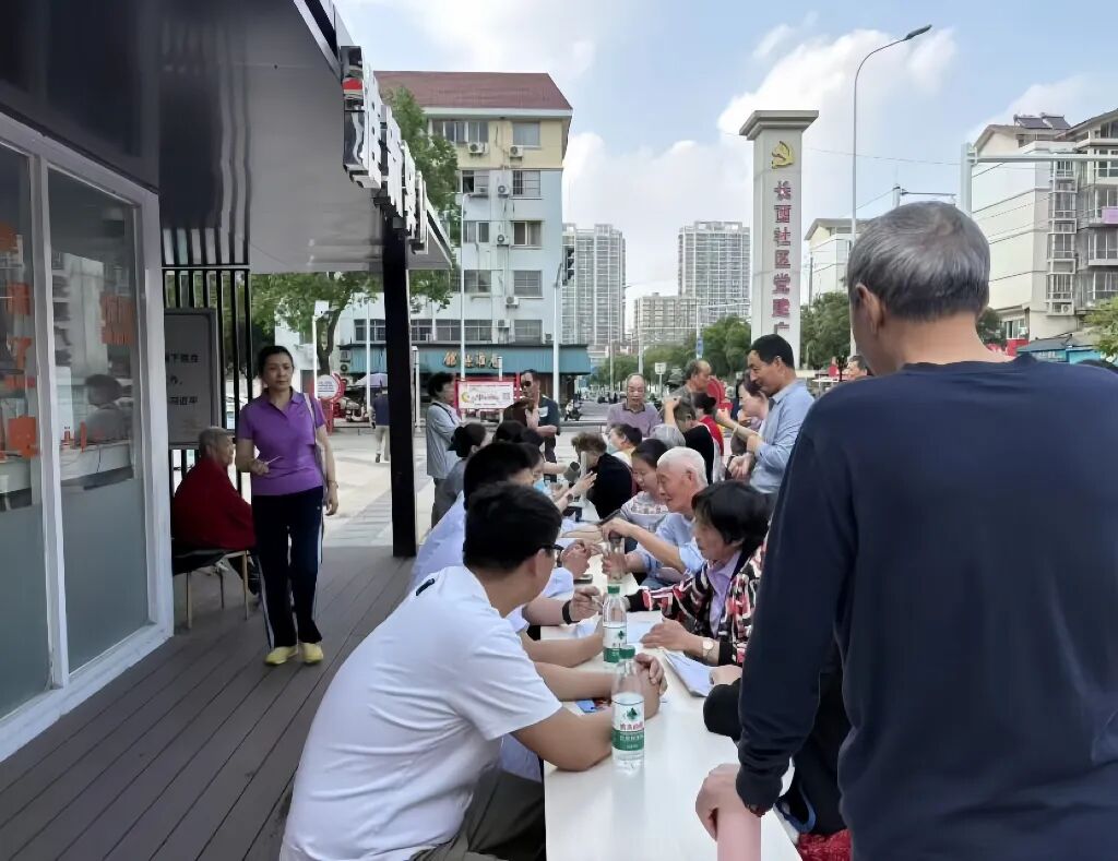 立足岗位办实事 真情服务暖民心——淮安市一院重症医学科党支部开展志愿服务实践活动