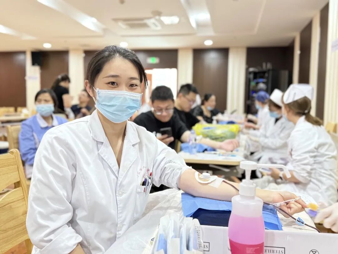 热血践初心 大爱护生命——句容市人民医院 109 名医务人员献血 35800 毫升