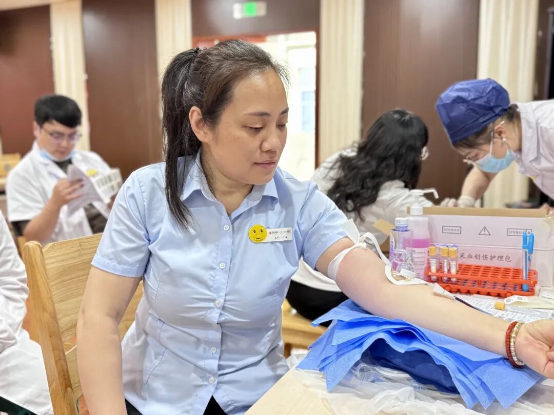 热血践初心 大爱护生命——句容市人民医院 109 名医务人员献血 35800 毫升