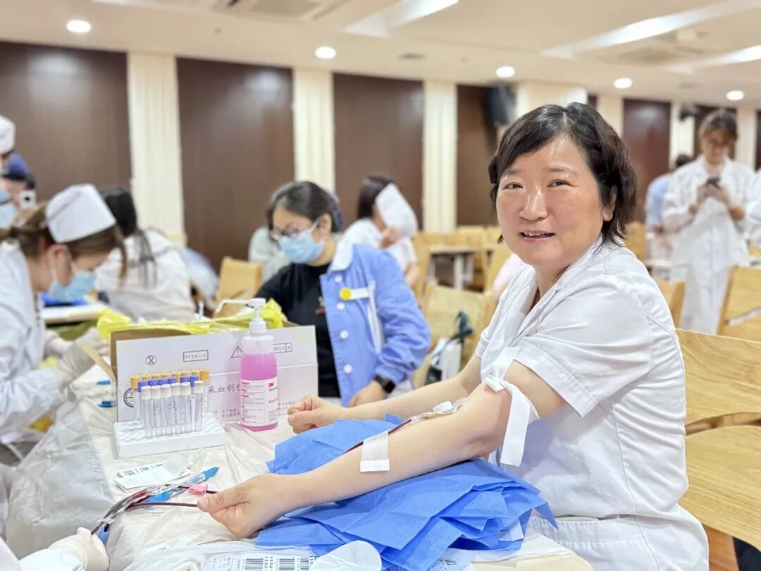 热血践初心 大爱护生命——句容市人民医院 109 名医务人员献血 35800 毫升