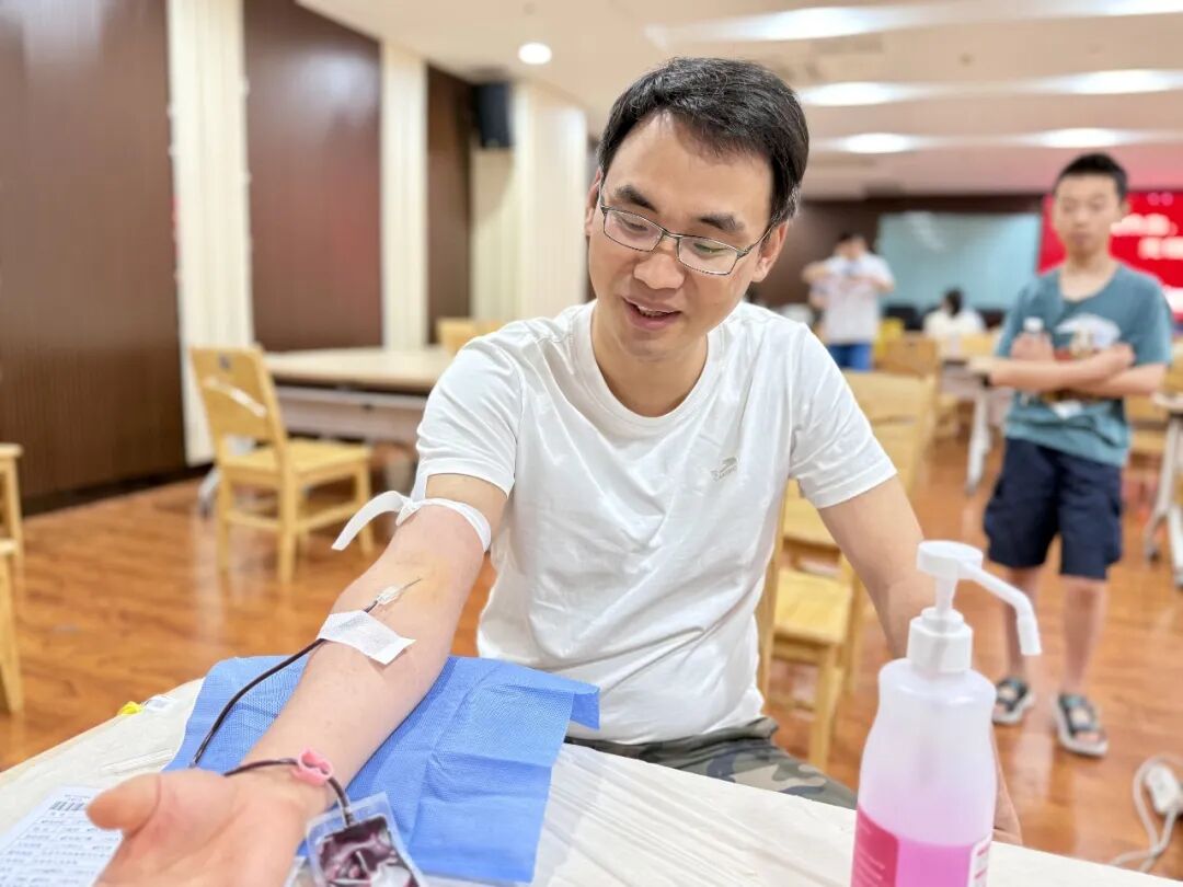 热血践初心 大爱护生命——句容市人民医院 109 名医务人员献血 35800 毫升