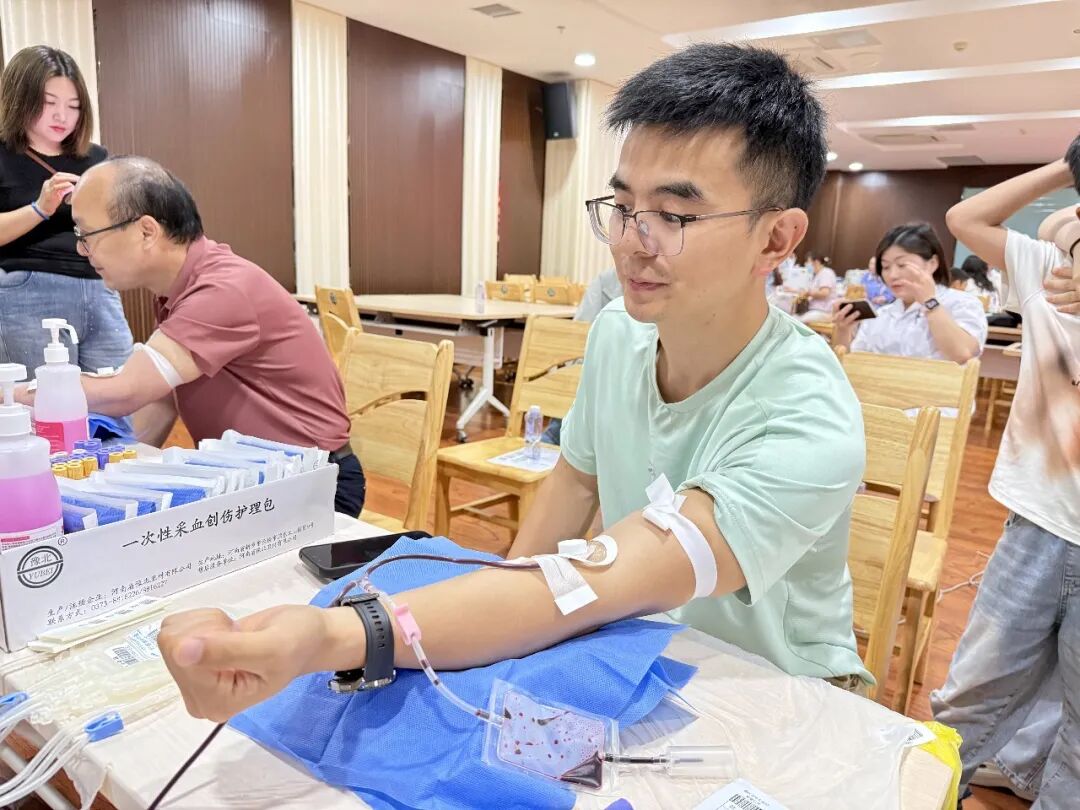 热血践初心 大爱护生命——句容市人民医院 109 名医务人员献血 35800 毫升