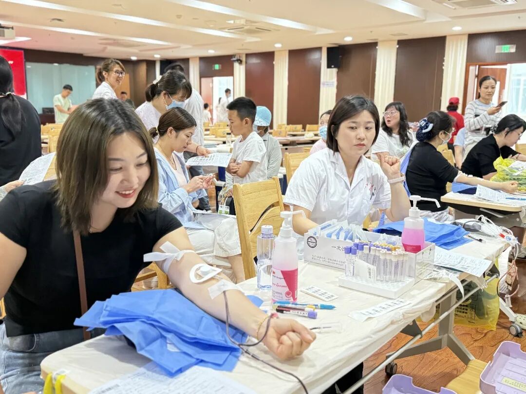 热血践初心 大爱护生命——句容市人民医院 109 名医务人员献血 35800 毫升