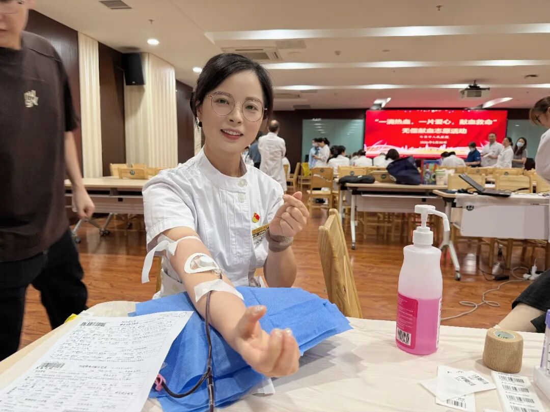 热血践初心 大爱护生命——句容市人民医院 109 名医务人员献血 35800 毫升