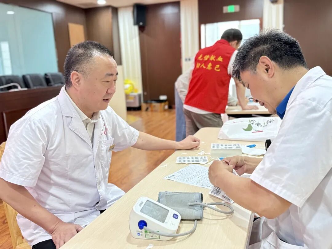 热血践初心 大爱护生命——句容市人民医院 109 名医务人员献血 35800 毫升