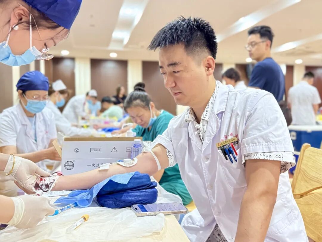热血践初心 大爱护生命——句容市人民医院 109 名医务人员献血 35800 毫升