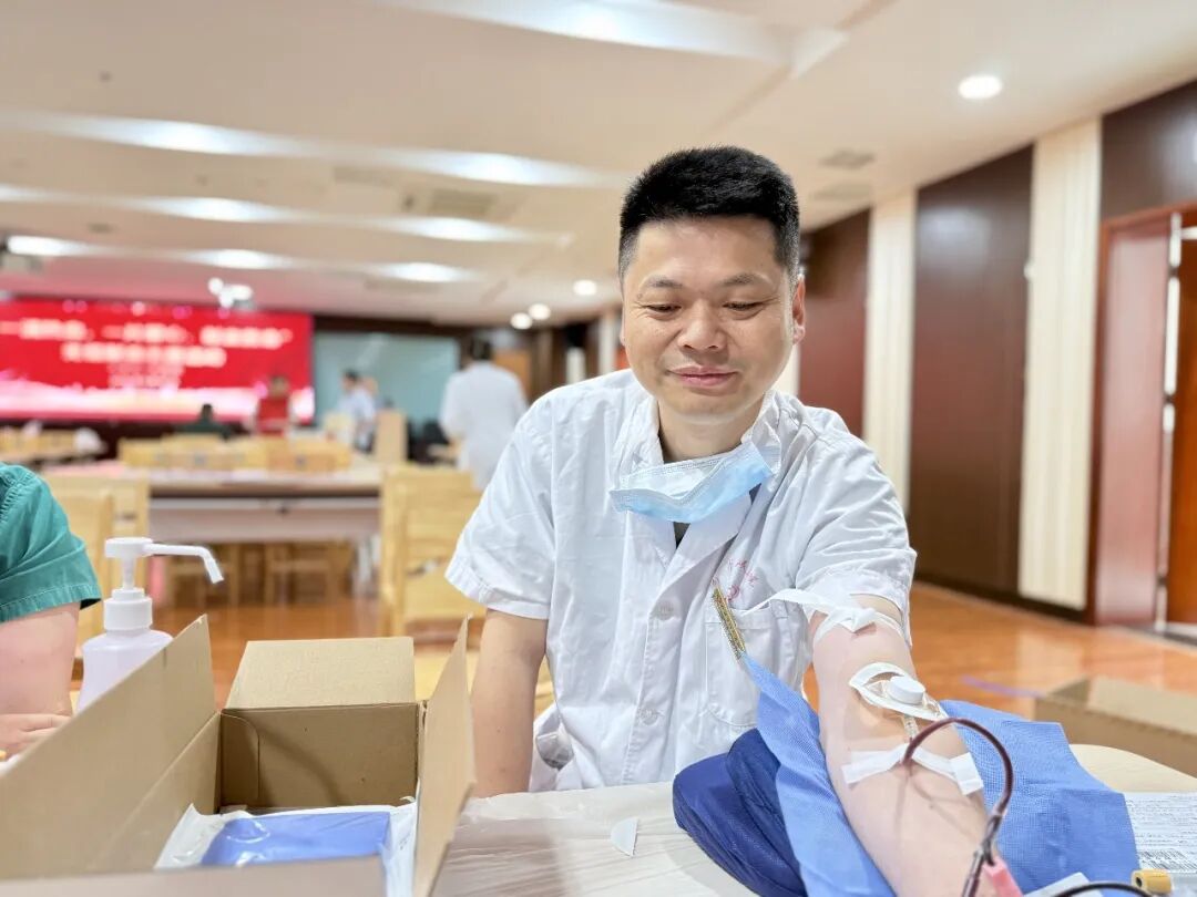 热血践初心 大爱护生命——句容市人民医院 109 名医务人员献血 35800 毫升