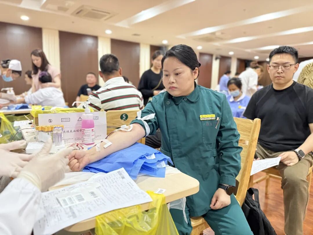 热血践初心 大爱护生命——句容市人民医院 109 名医务人员献血 35800 毫升