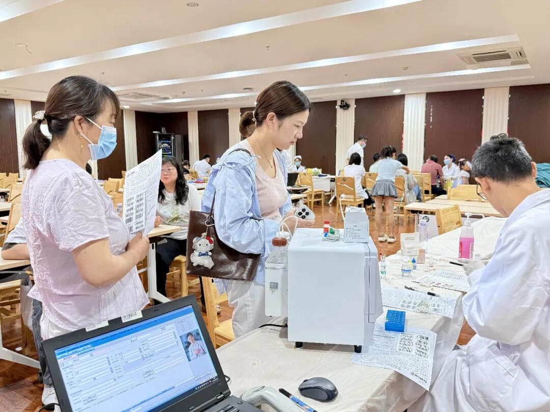 热血践初心 大爱护生命——句容市人民医院 109 名医务人员献血 35800 毫升