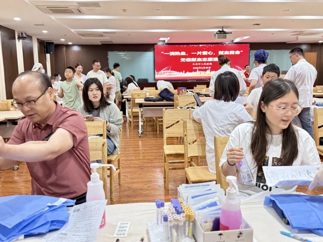 热血践初心 大爱护生命——句容市人民医院 109 名医务人员献血 35800 毫升