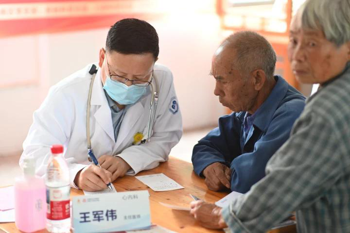 8 年坚守|21 个乡镇街道，每年 5000 余人参加！这场遍及东阳义乌的大型义诊，超 4 万人受益……
