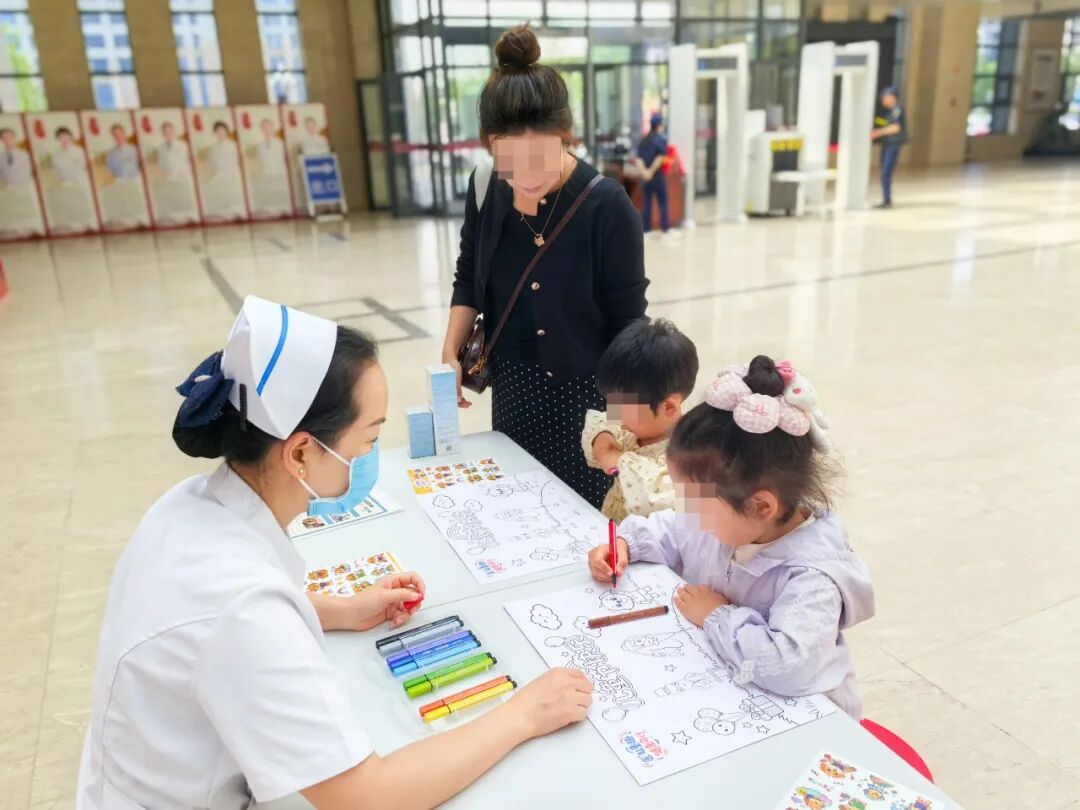 现场趣味涂色、专家暖心问诊——这场六一义诊太有爱了