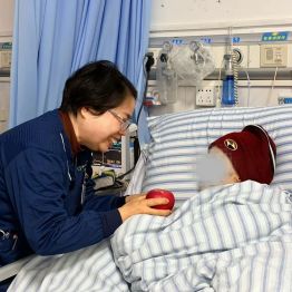 【匠心守护·平凡之光⑪】呼吸为盟十八载：黄英华把每一次"喘不上气"都当生死命令