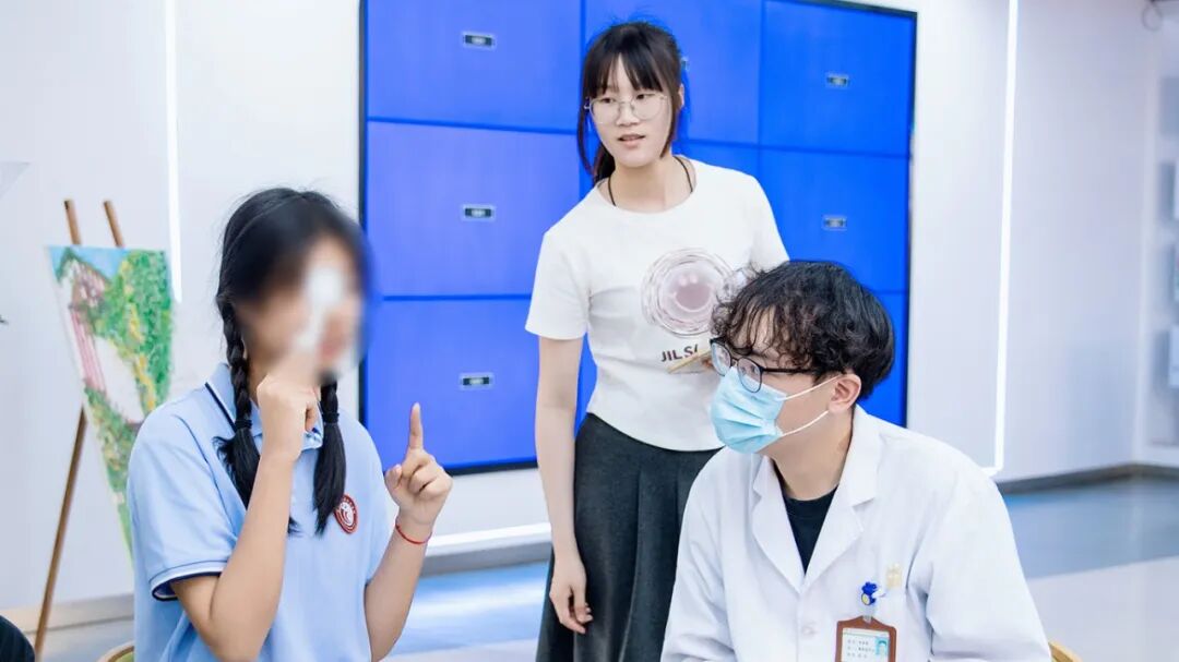 一份特殊的「六一」礼物—— 九龙医院医护团队走进园区仁爱学校