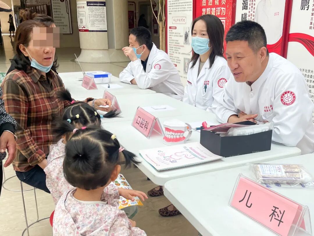 现场趣味涂色、专家暖心问诊——这场六一义诊太有爱了