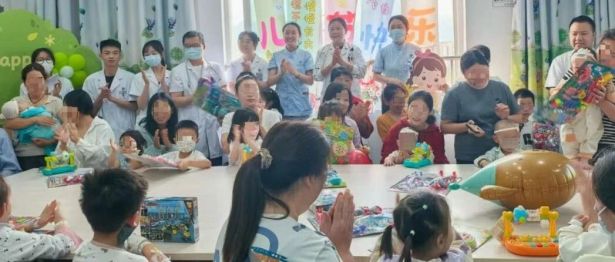 黔江中心医院儿科举办「六一」儿童节病房慰问活动