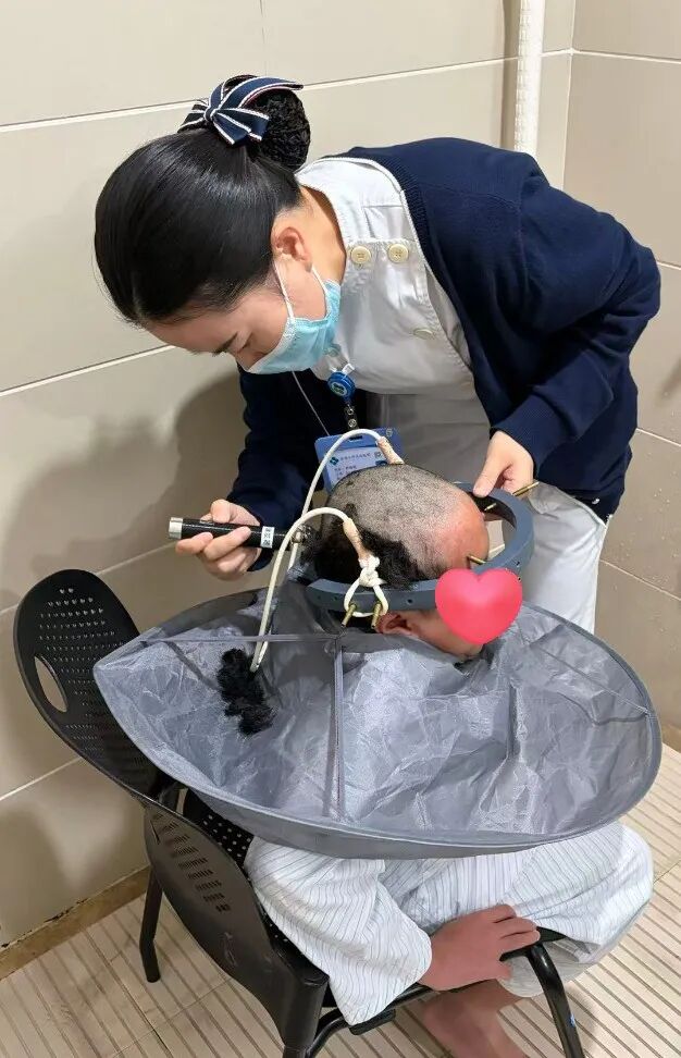 中国护士做 Shopping teacher,换来 15 岁印尼少年的第一句中文