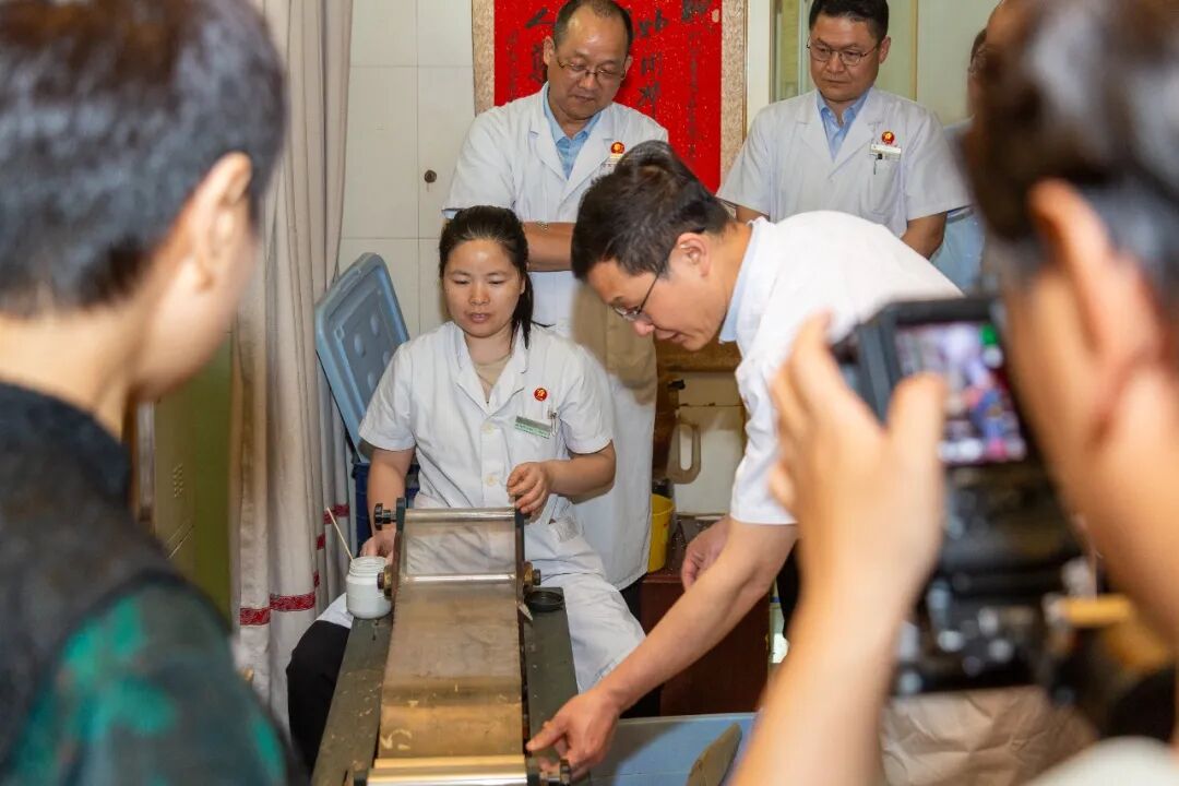 「数据赋能骨伤专科·医数融合创新发展」——中国股骨头坏死数据库(河南分中心)科研合作座谈会在我院顺利举行