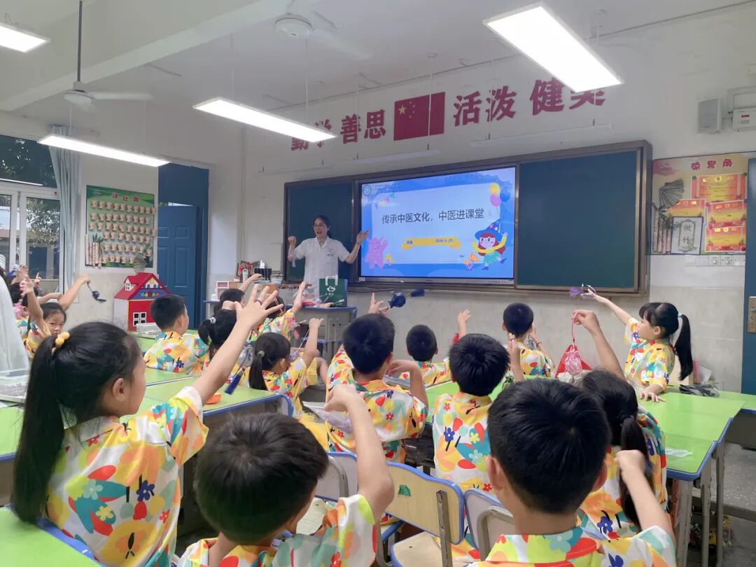 童趣迎六一 国粹润童心 ——广西科大二附院中医科走进校园开展中医科普公益课堂活动