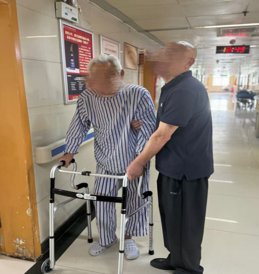 81 岁、三处骨折、五项基础病,每一关都是「手术禁区」,但他们偏偏闯过来了!