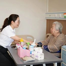从办公室到养护院：一份写在陪伴里的「新院礼物」