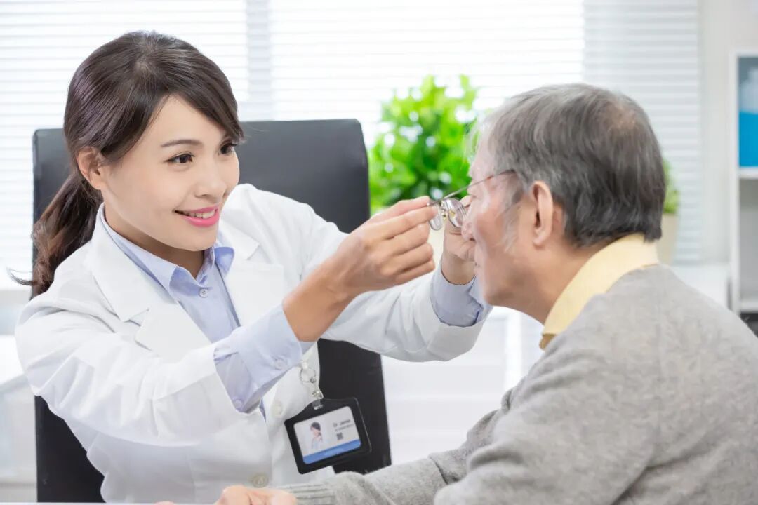 早期无征兆，却让人悄悄失明！这种眼病专盯「糖友」