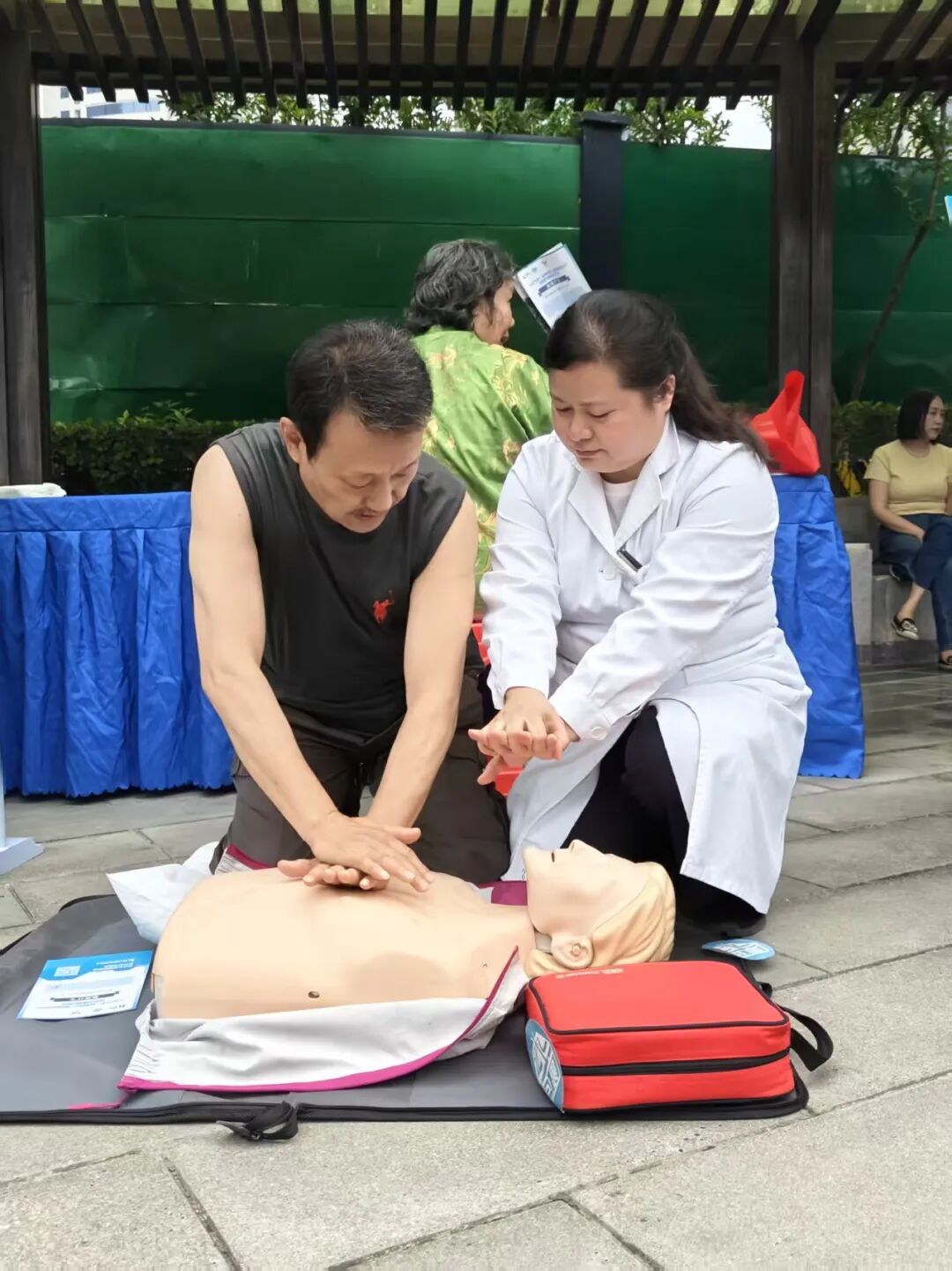 心肺复苏周丨武汉随处可见的 “救命神器”，你会用吗？