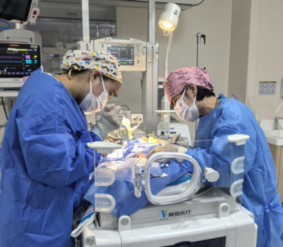 950 克的「巴掌宝宝」出院了！和祐医院新生儿科 51 天的守护答卷
