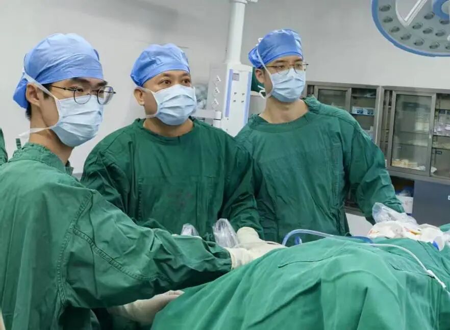 【守护健康】毫米级精准「拆弹」——我院成功为巨大甲状腺肿患者解除气管压迫危机