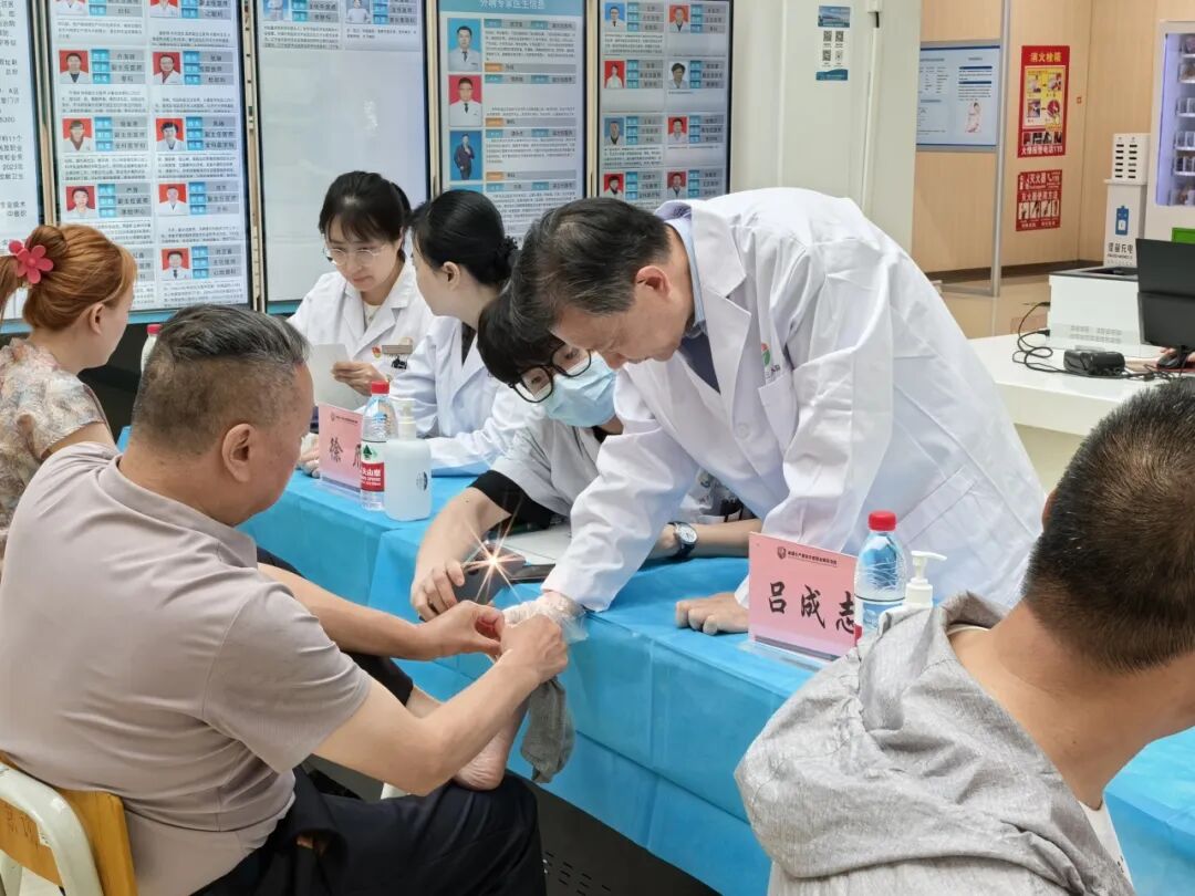 【医院动态】大连市皮肤病医院名医团队工作室暨兵团职业性皮肤诊疗中心在石河子挂牌成立