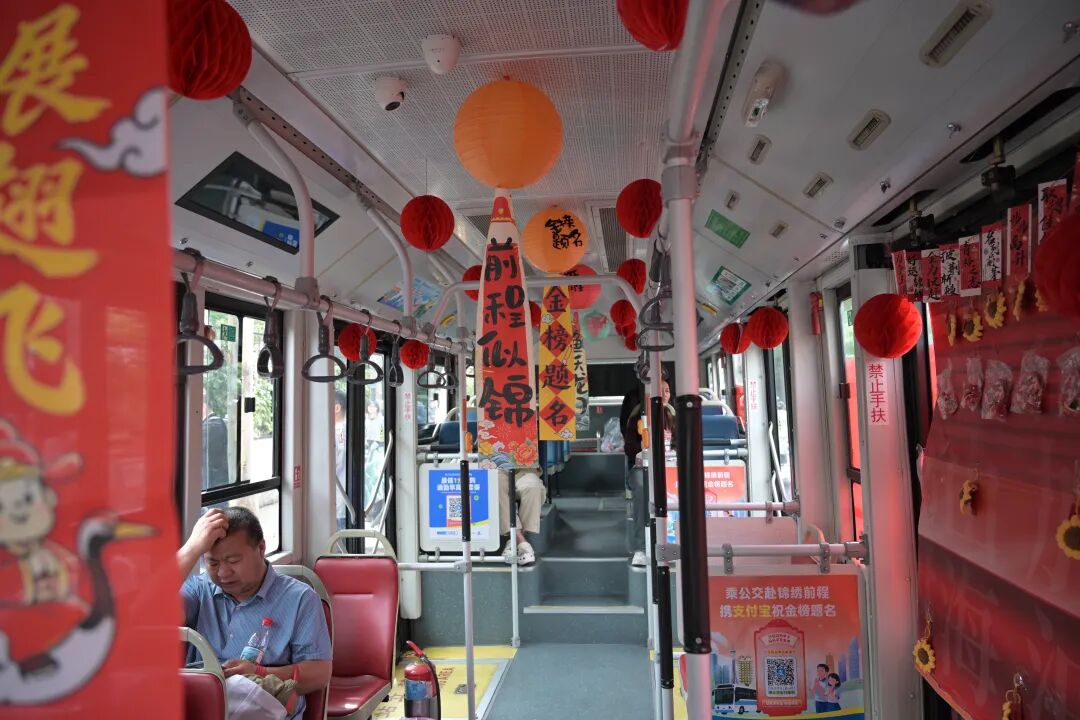 高考首日爱意满满：医护团队全程守候！郑州「驻点助考车+地铁服务点」双线护航…