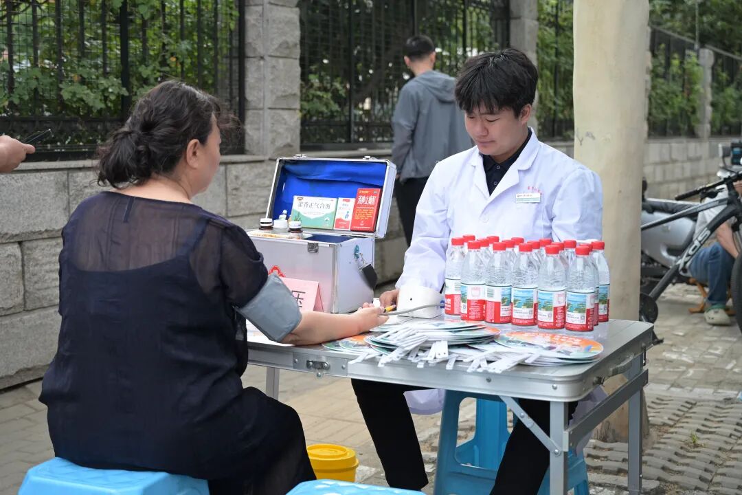 高考首日爱意满满：医护团队全程守候！郑州「驻点助考车+地铁服务点」双线护航…