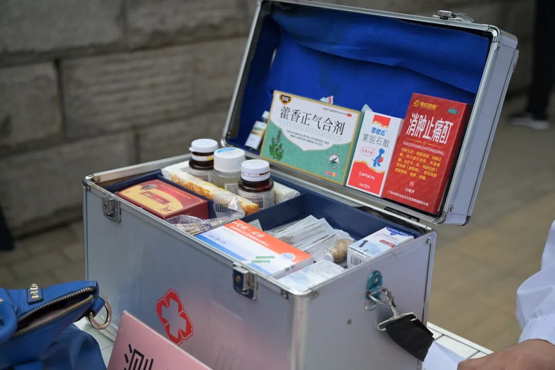 高考首日爱意满满：医护团队全程守候！郑州「驻点助考车+地铁服务点」双线护航…