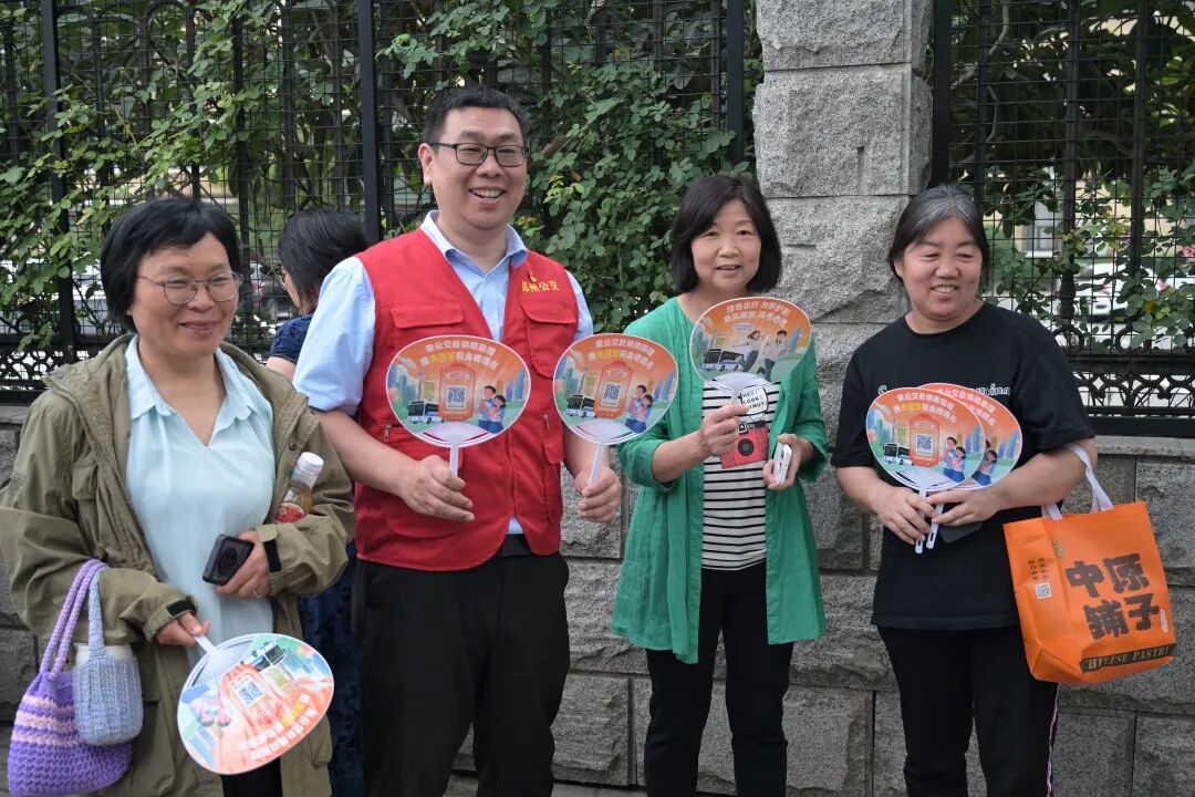 高考首日爱意满满：医护团队全程守候！郑州「驻点助考车+地铁服务点」双线护航…