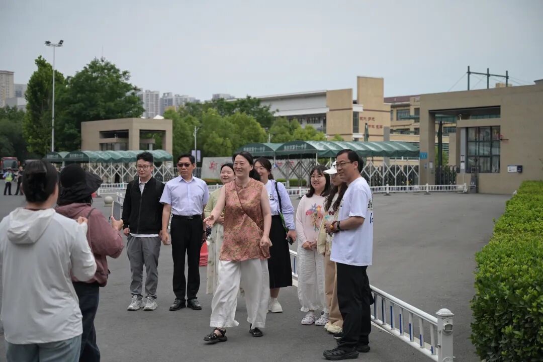 高考首日爱意满满：医护团队全程守候！郑州「驻点助考车+地铁服务点」双线护航…
