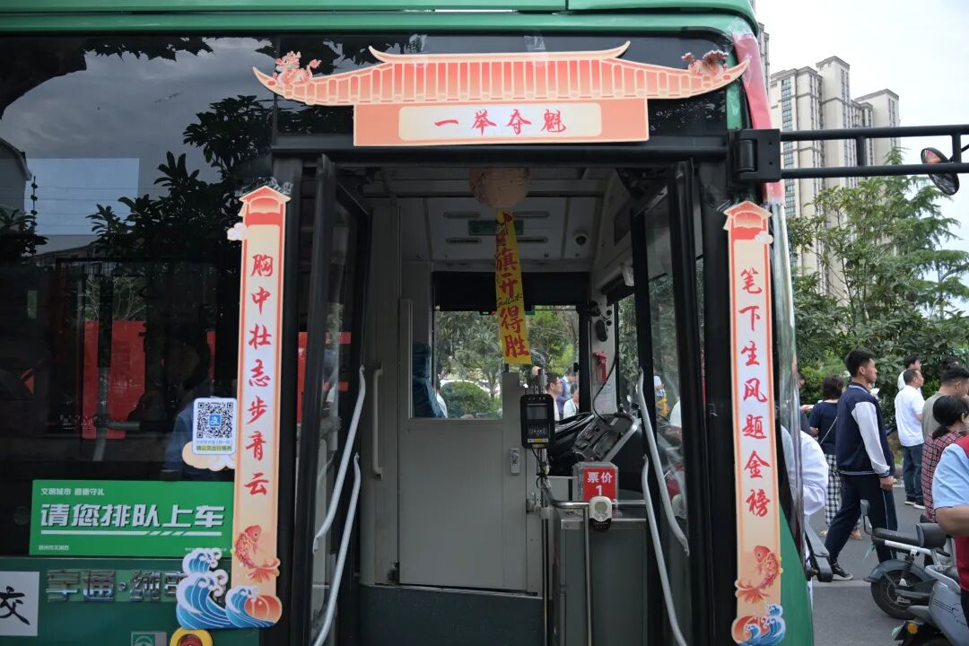 高考首日爱意满满：医护团队全程守候！郑州「驻点助考车+地铁服务点」双线护航…