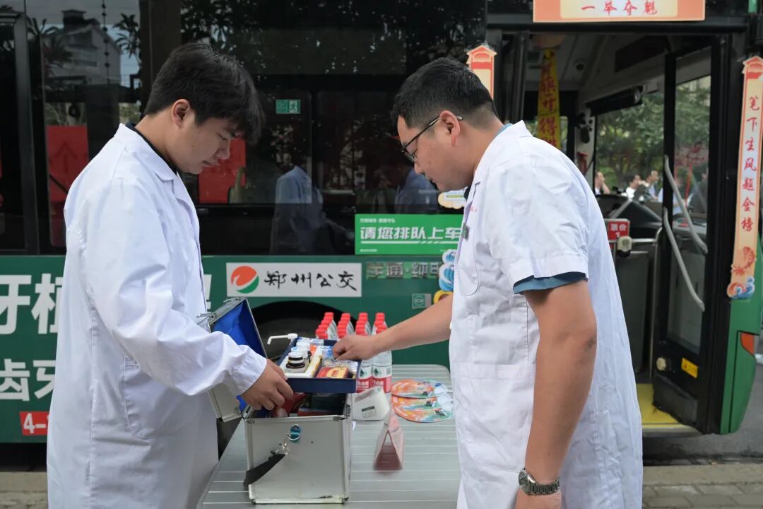 高考首日爱意满满：医护团队全程守候！郑州「驻点助考车+地铁服务点」双线护航…