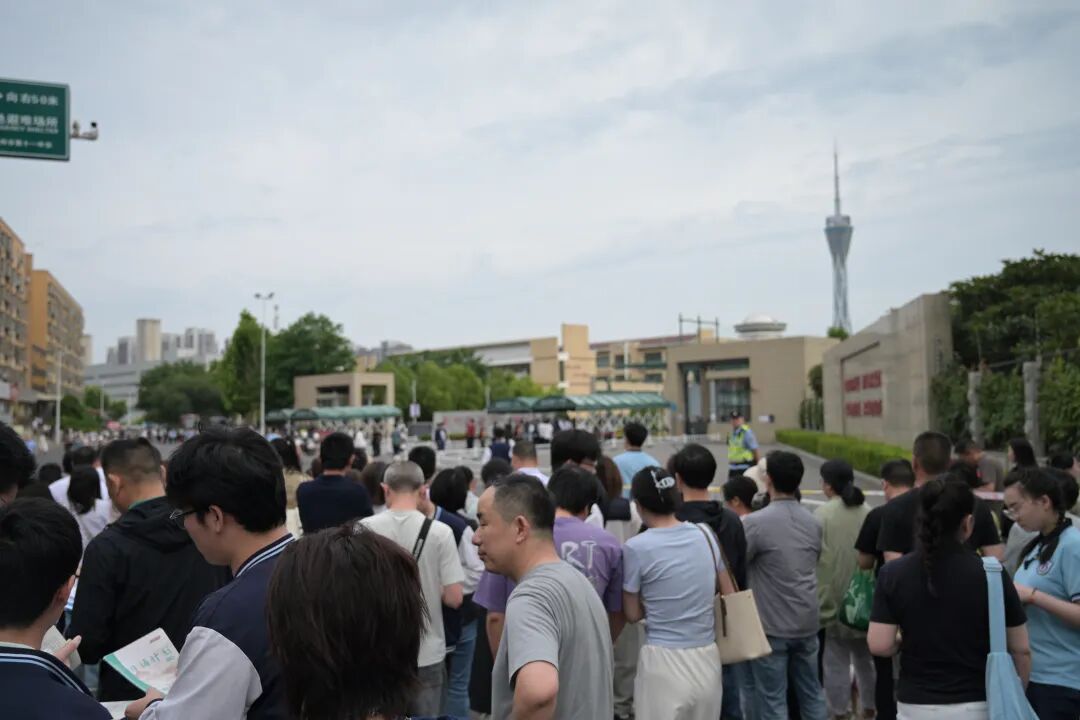 高考首日爱意满满：医护团队全程守候！郑州「驻点助考车+地铁服务点」双线护航…