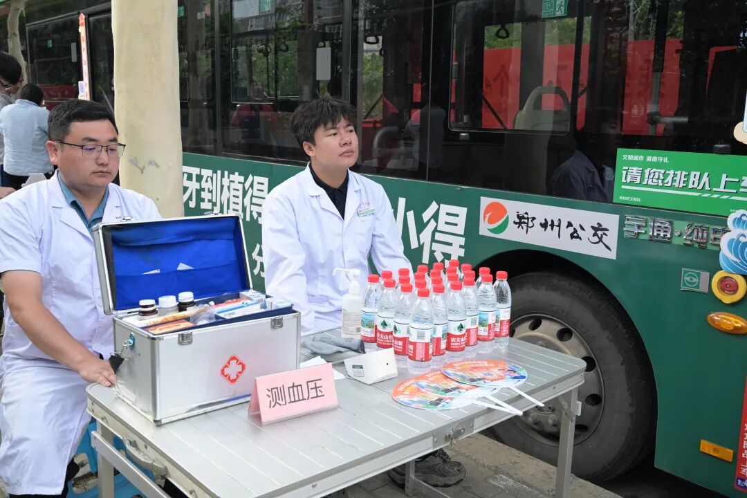 高考首日爱意满满：医护团队全程守候！郑州「驻点助考车+地铁服务点」双线护航…